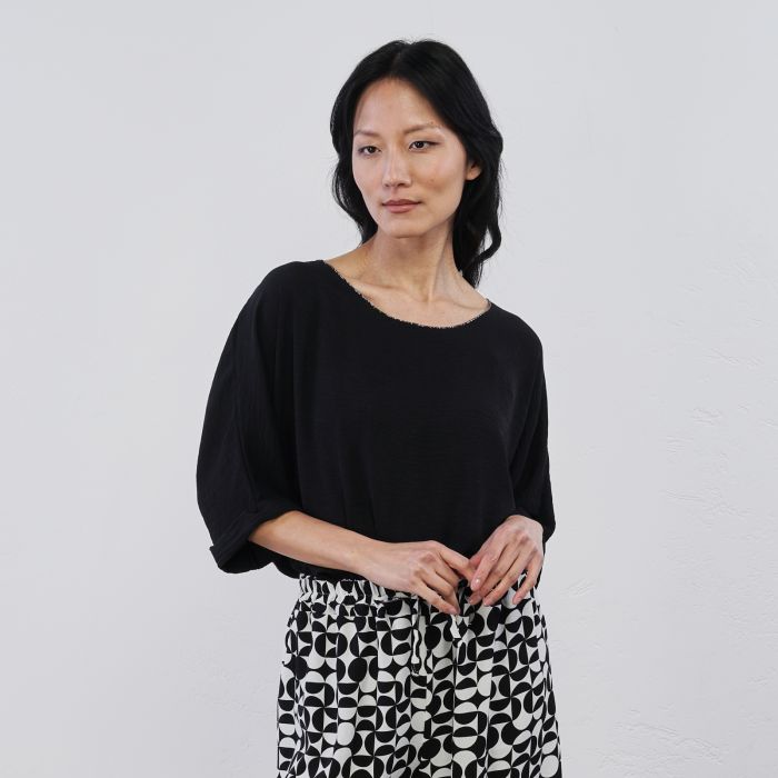 Blusa nera morbida da donna con dettaglio scollo laminato