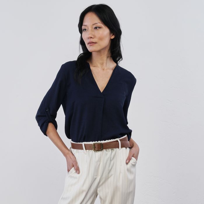 Blusa blu da donna con scollo a V e maniche con bottone