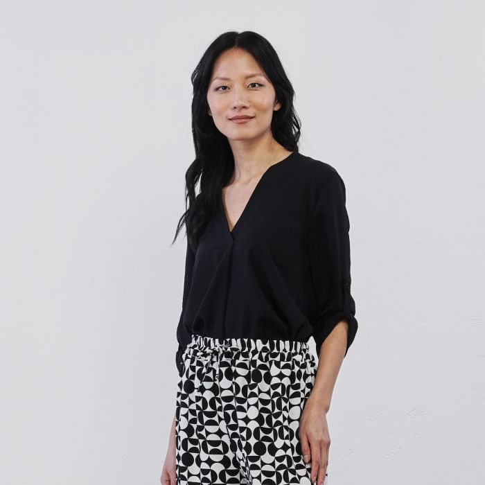 Blusa nera da donna con scollo a V e maniche con bottone