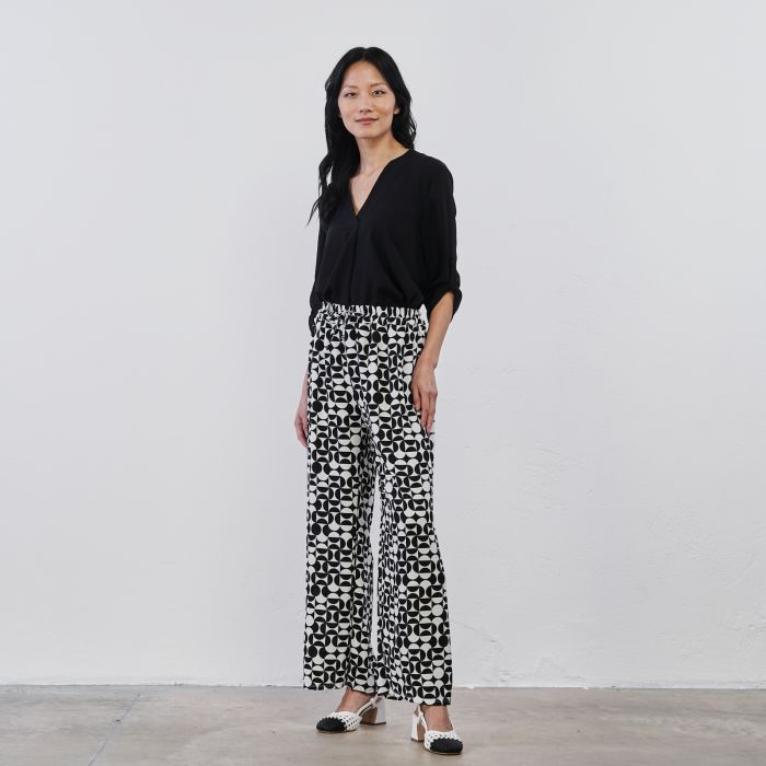 Pantaloni lunghi da donna bianchi e neri in fantasia optical