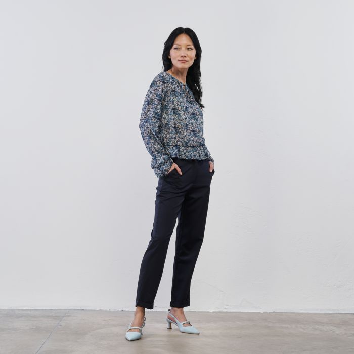 Pantaloni lunghi blu da donna con tasche e risvolti