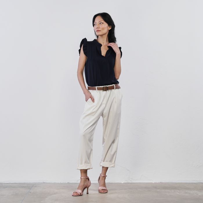 Pantaloni lunghi bianchi in fantasia gessata da donna con cintura