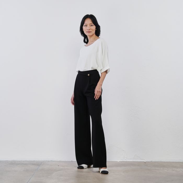 Pantaloni lunghi neri ampi con bottone gioiello