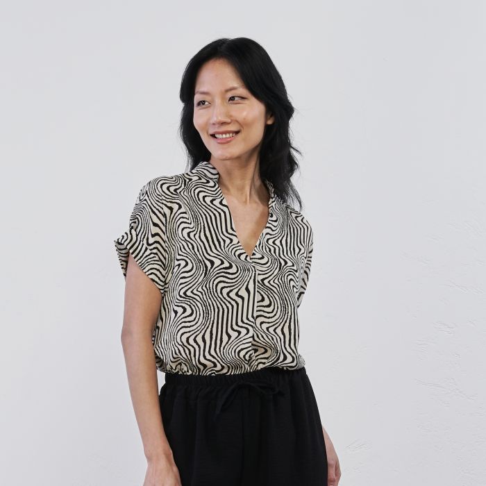 Top bianco e nero da donna con maniche corte in fantasia optical