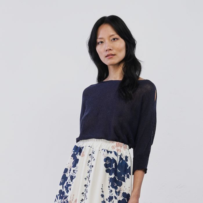 Maglioncino blu leggero da donna con scollo a barca e spacchi laterali sulle maniche