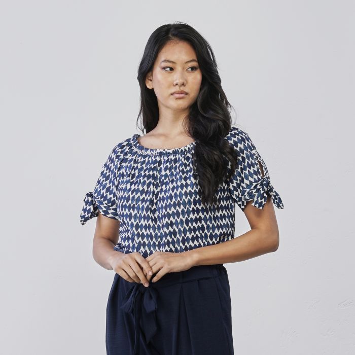 Blusa blu e bianca da donna in fantasia geometrica con fiocchi sulle maniche