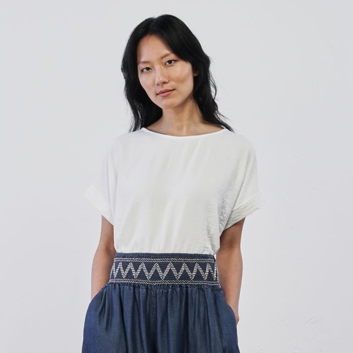 Top morbido bianco da donna con maniche corte con risvolti