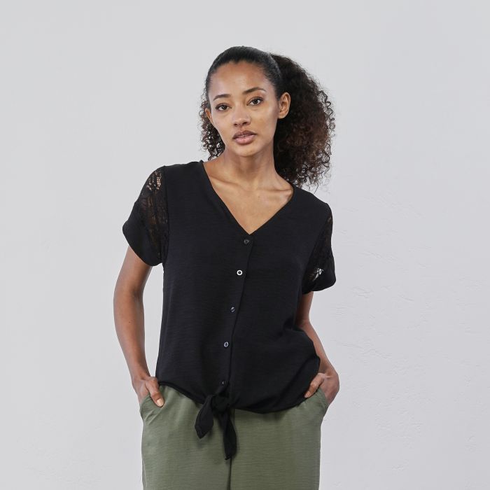 T-shirt nera da donna maniche corte con nodo e dettaglio maniche in pizzo