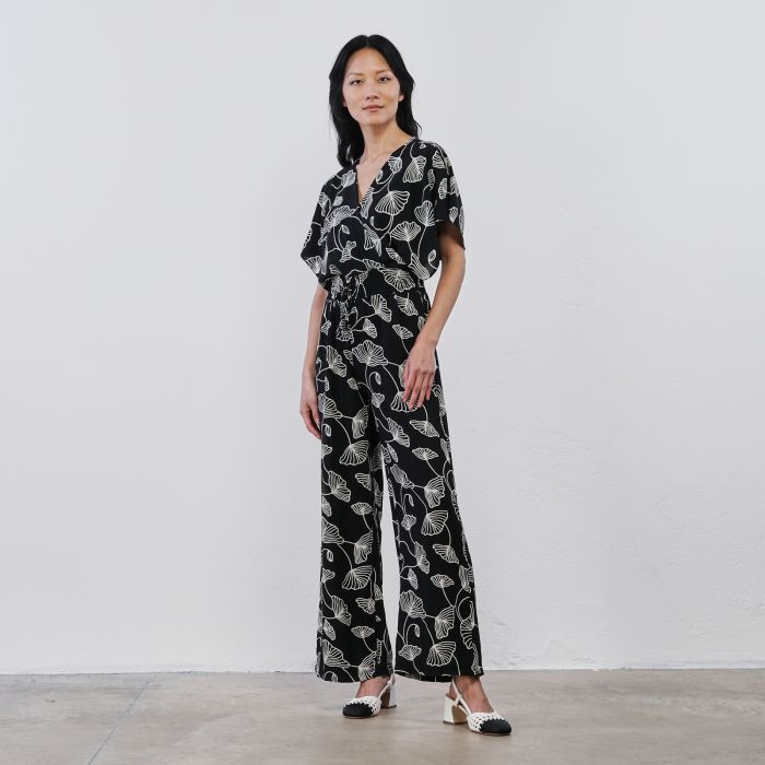 Tuta nera da donna in fantasia floreale con fusciacca in vita