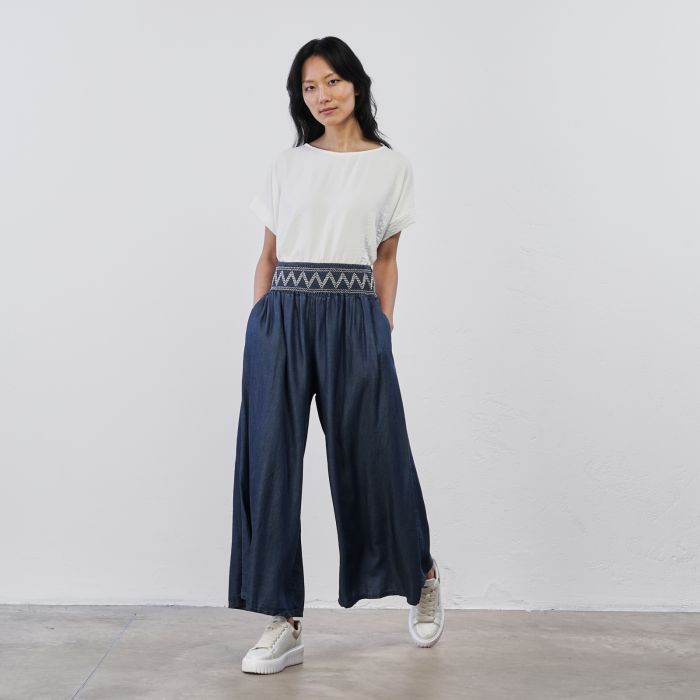 Pantaloni lunghi morbidi azzurri in tessuto leggero con fascia elasticizzata e ricamata in vita