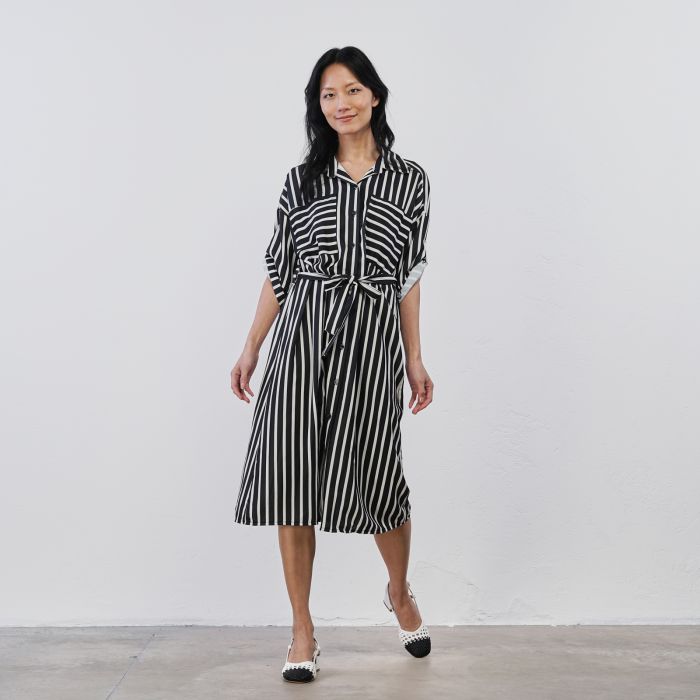 Abito midi nero e bianco a righe con bottoni e fusciacca