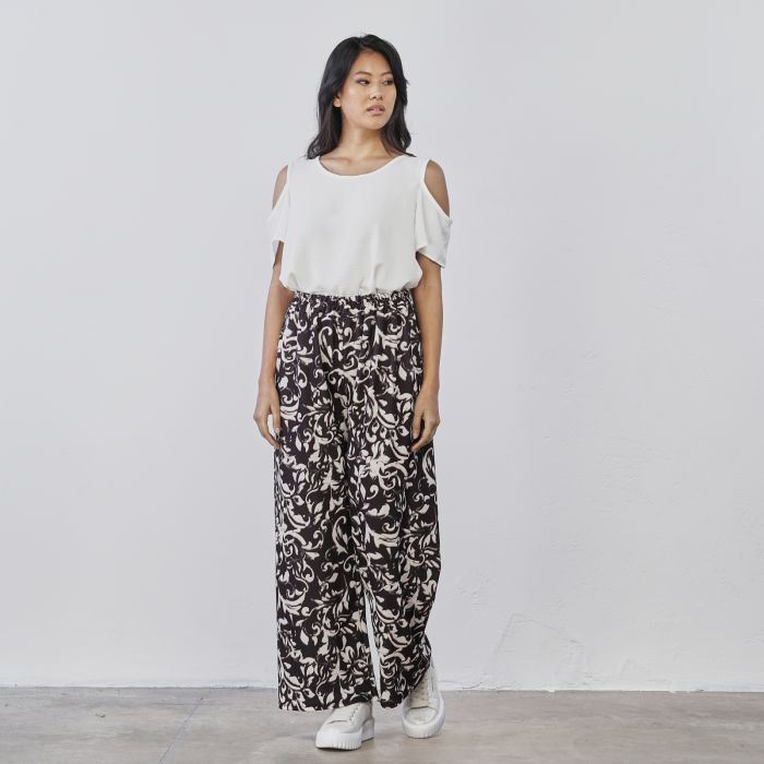 Pantaloni neri e bianchi ampi da donna in fantasia floreale
