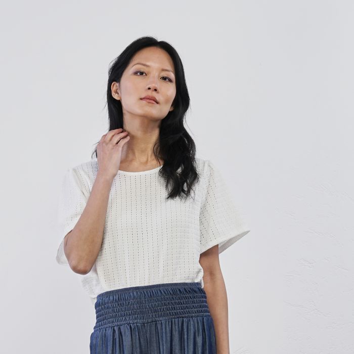 T-shirt bianca da donna con maniche corte in tessuto traforato