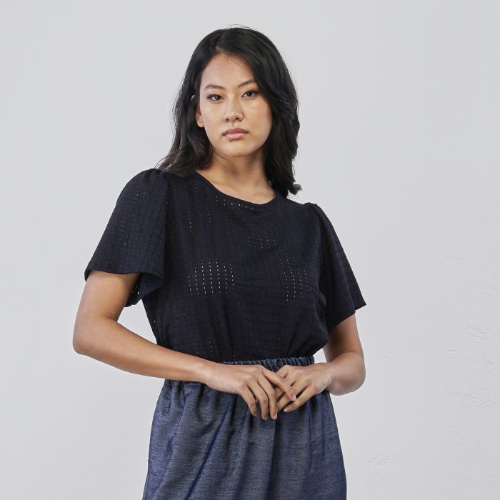 T-shirt blu da donna con maniche corte in tessuto traforato