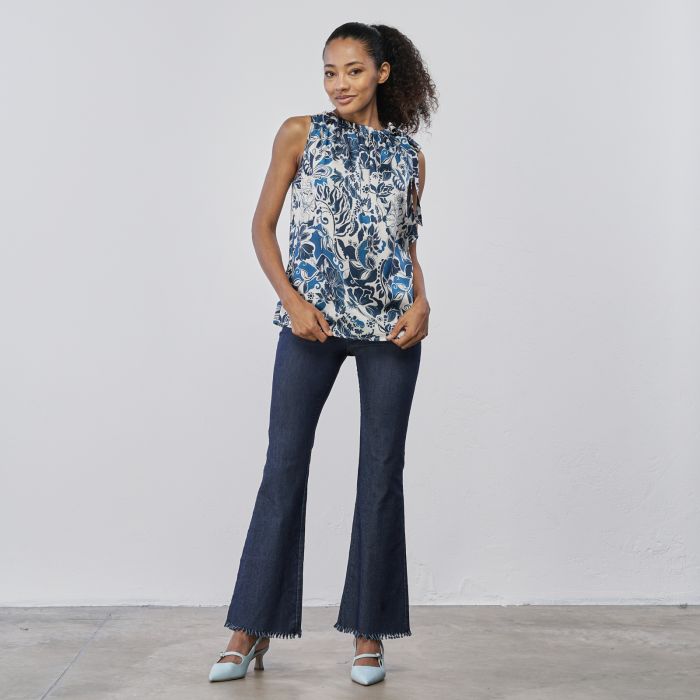 Pantaloni lunghi blu a zampa da donna in tessuto denim con orlo sfrangiato