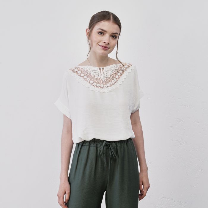Blusa bianca da donna con dettaglio in pizzo