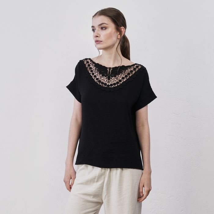 Blusa nera da donna con dettaglio in pizzo