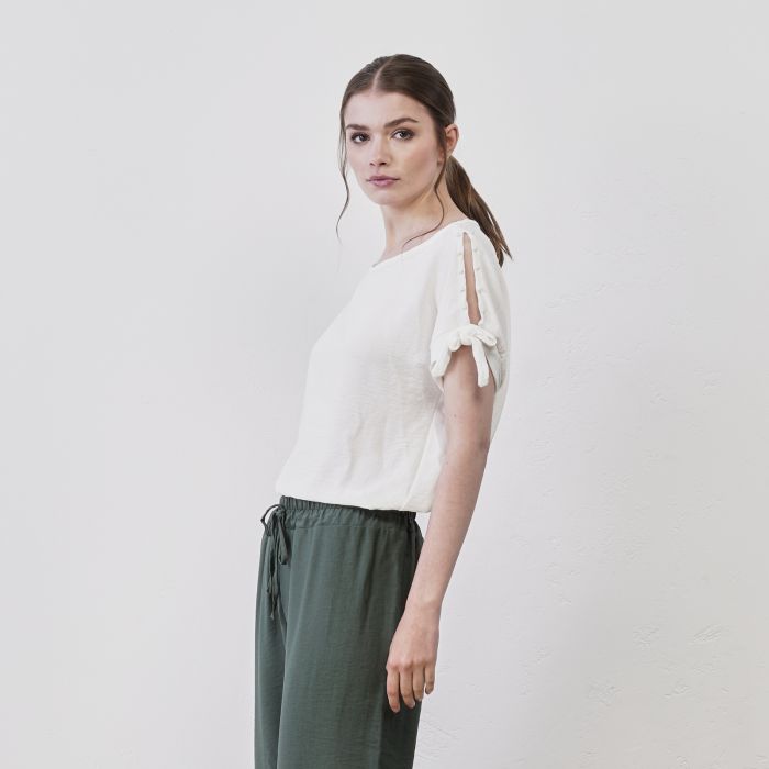 Blusa bianca da donna con maniche cut-out con fiocco e perle