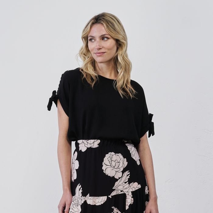 Blusa nera da donna con maniche cut-out con fiocco e perle