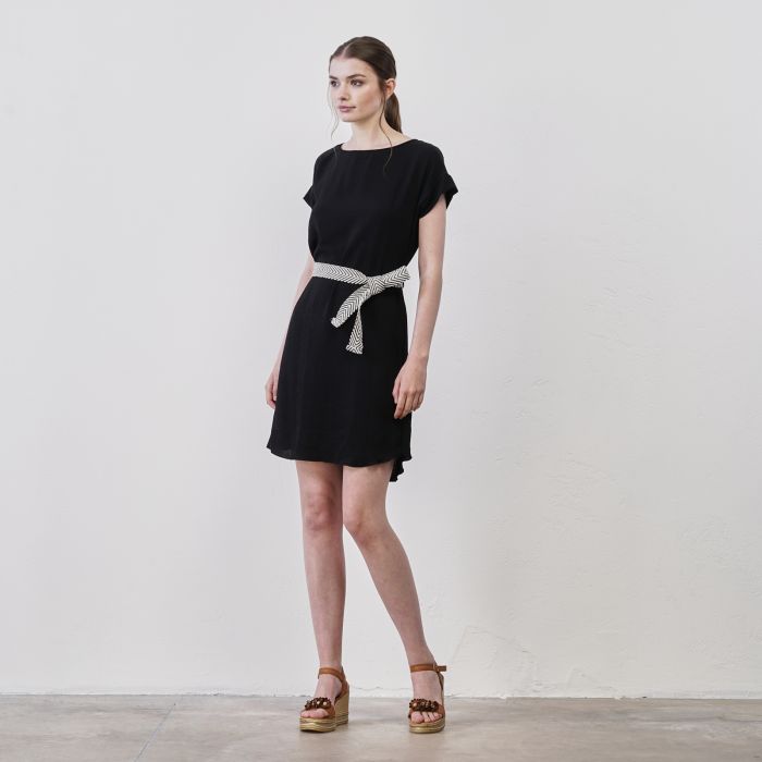 Abito corto nero da donna con cintura in tessuto in vita