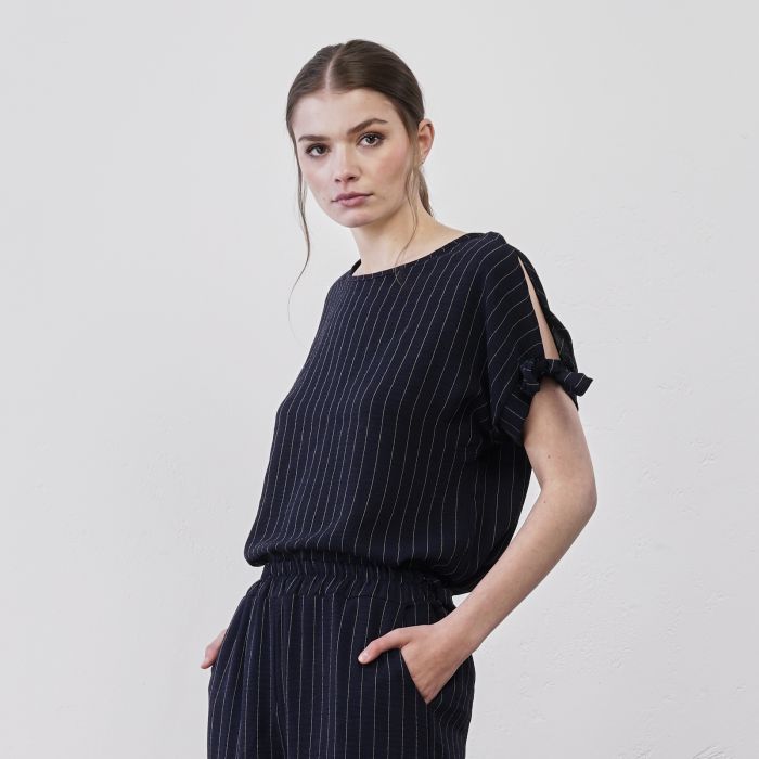 Top bianco e blu a righe maniche corte da donna con dettaglio cut-out