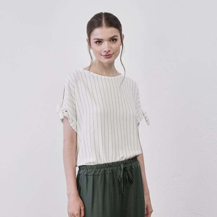 Top bianco a righe con maniche corte da donna con dettaglio cut-out