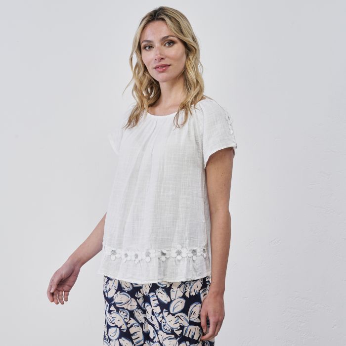 T-shirt bianca da donna con maniche corte e dettaglio fiori applicati