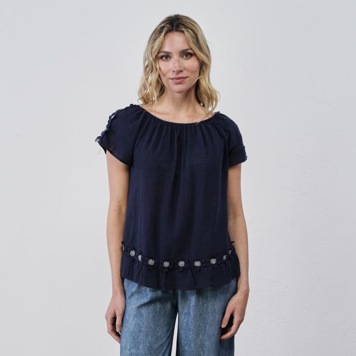 T-shirt blu da donna con maniche corte e dettaglio fiori applicati
