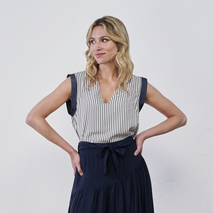 Top blu a righe da donna con scollo a V