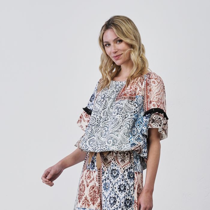 Top azzurro e marrone da donna con maniche corte a sbuffo e stampa paisley