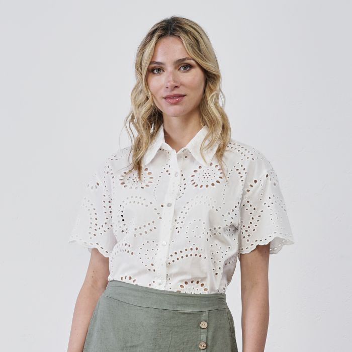 Camicia bianca da donna in tessuto sangallo con bottoni
