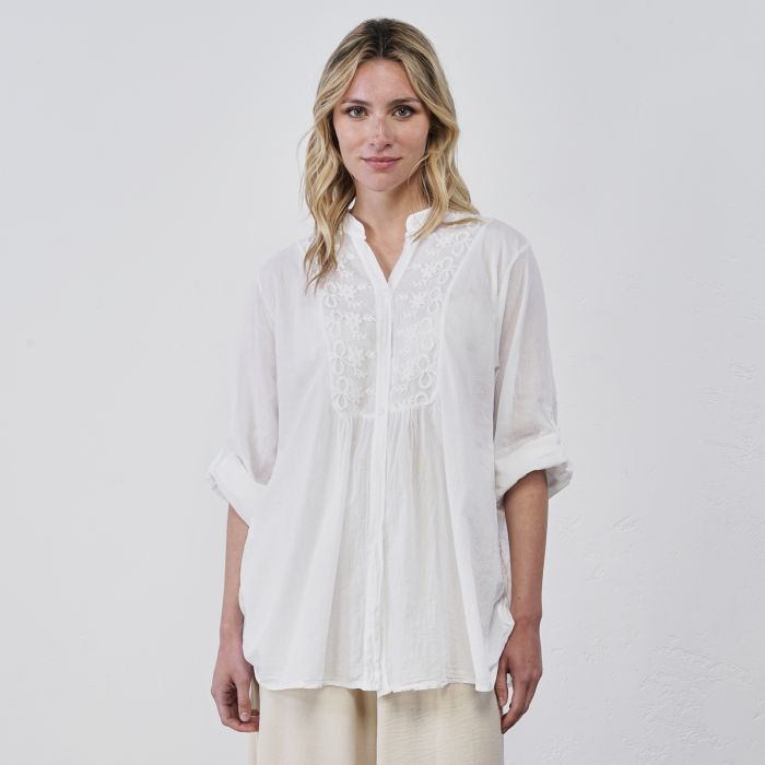 Camicia bianca da donna con dettaglio ricamato