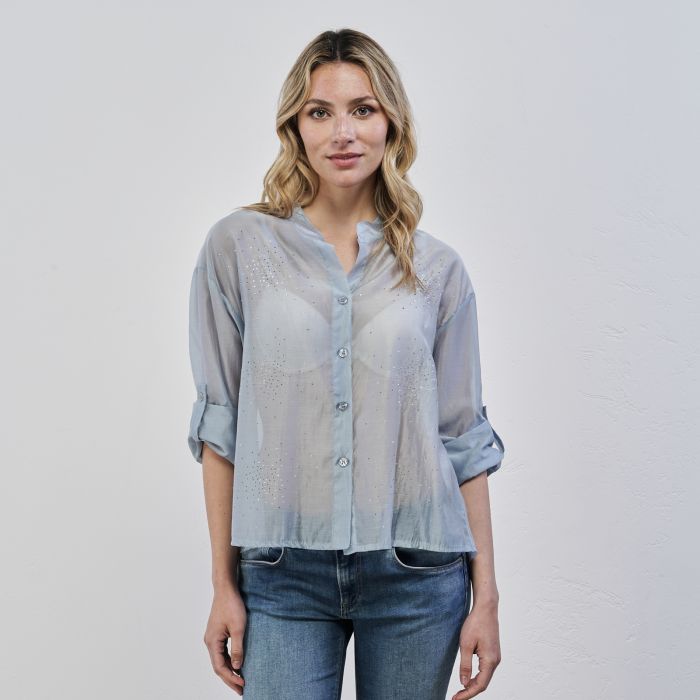 Camicia azzurra da donna in tessuto effetto trasparenza con strass