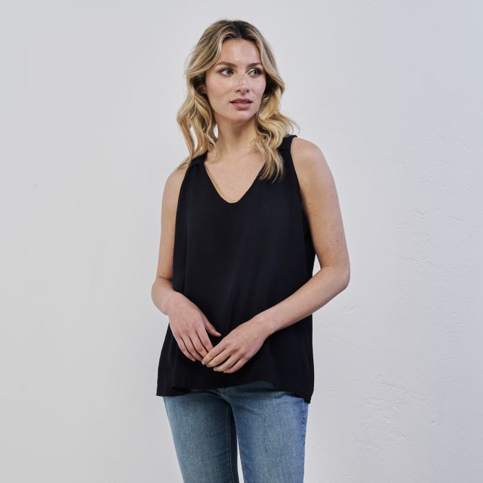 Top nero morbido da donna con scollo a V