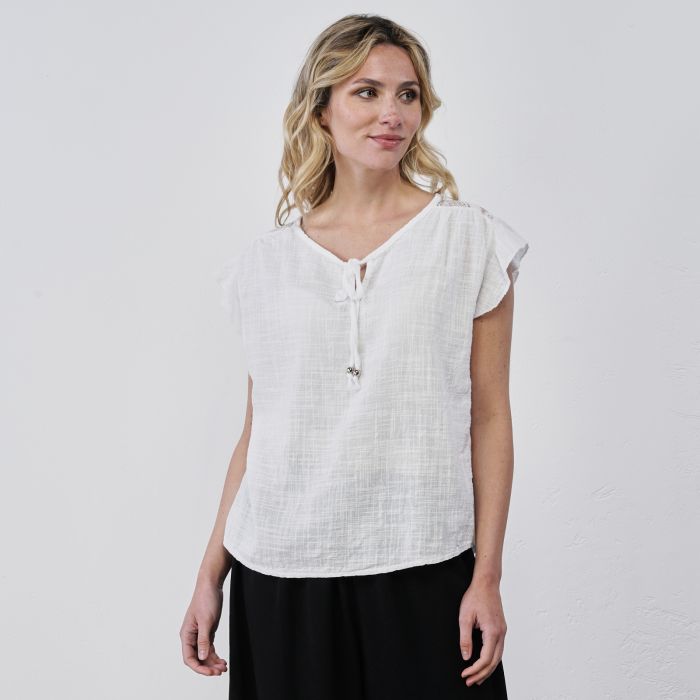 Top bianco da donna senza maniche con dettaglio volant e laccio