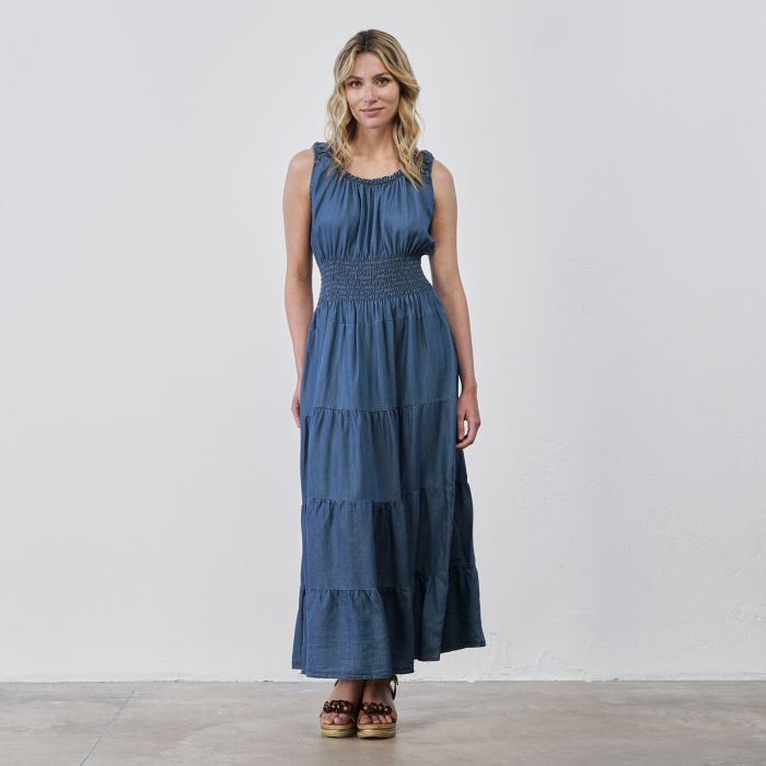 Abito lungo blu in denim senza spalle con balze e arricciatura in vita