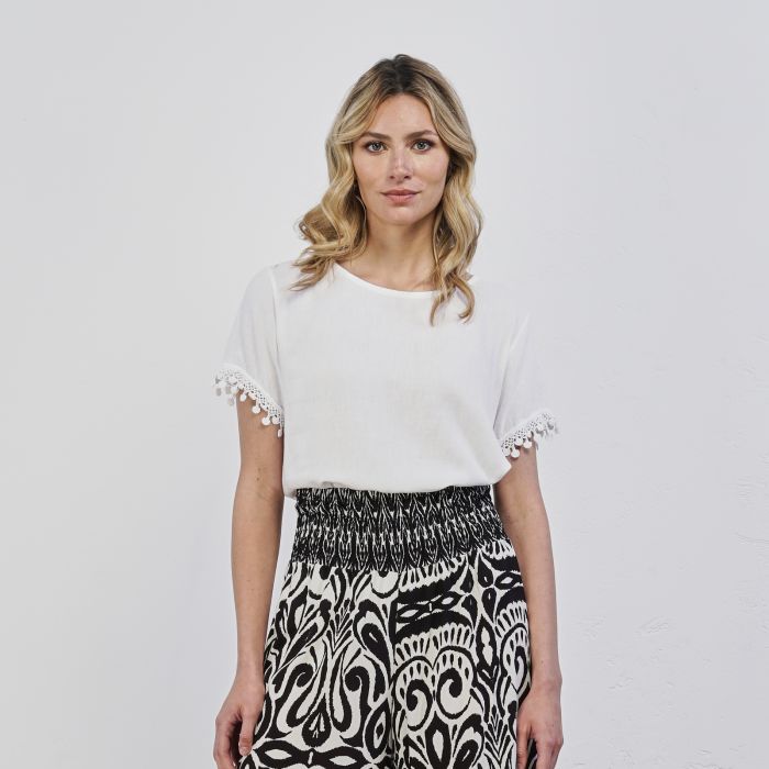 T-shirt bianca da donna maniche corte con dettaglio nappine