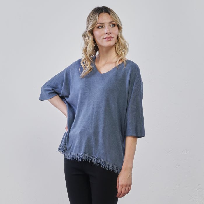 Maglia azzurra da donna con orlo sfrangiato