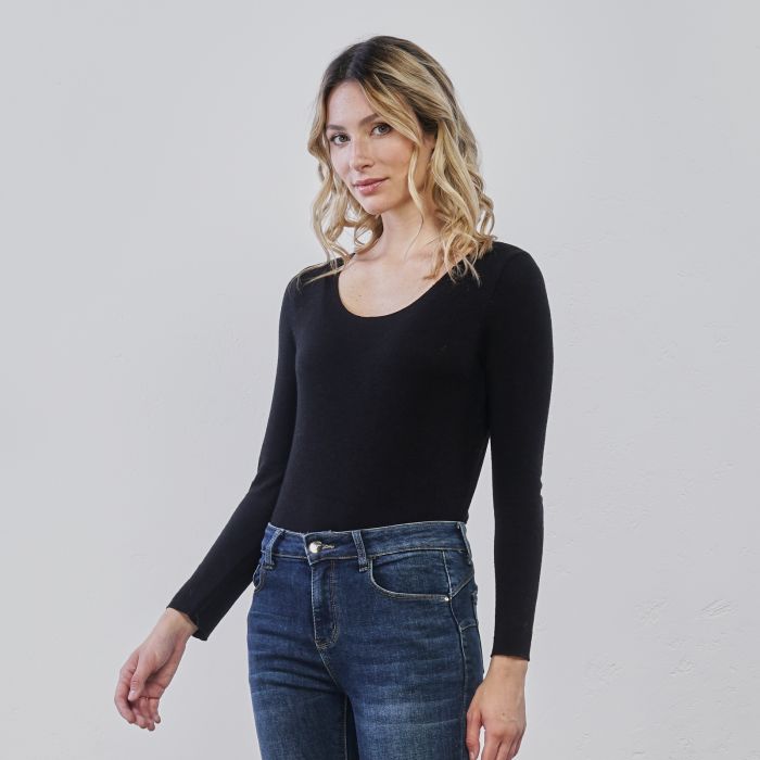 Maglia nera leggera da donna con scollo tondo