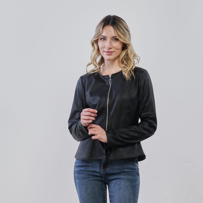 Giacca nera da donna in ecopelle con zip e orlo con balza