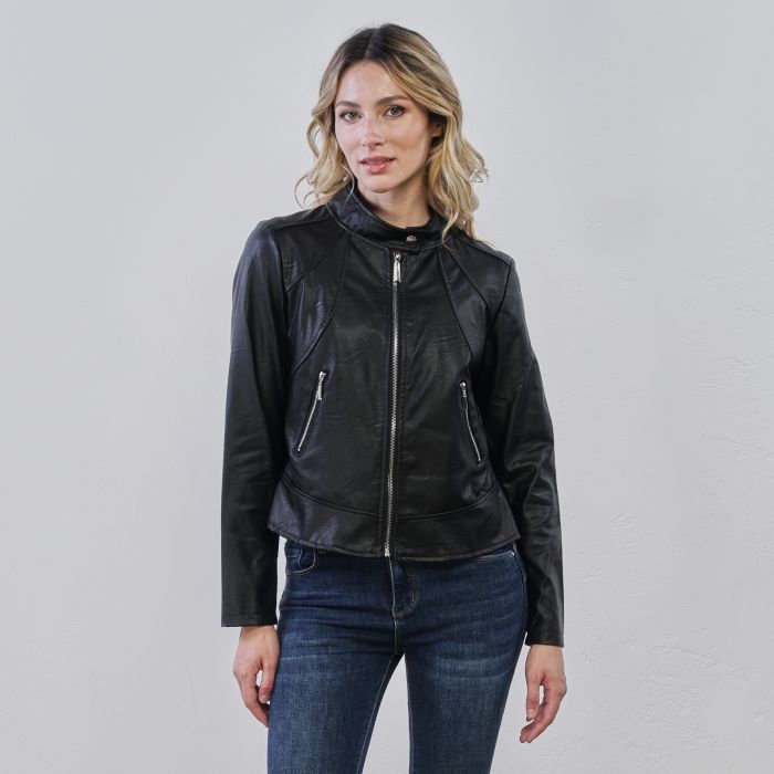 Giacca nera da donna in ecopelle con tasche e zip