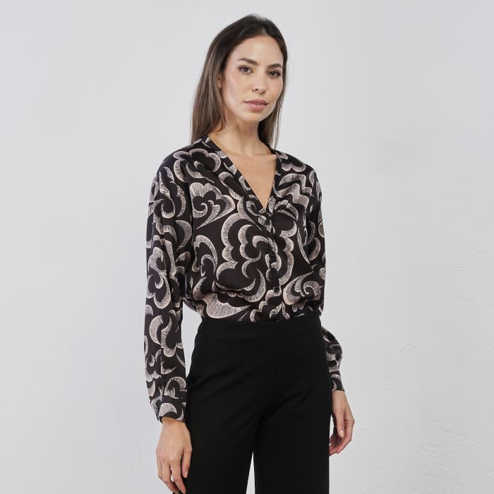 Camicia nera e bianca da donna in fantasia floreale con bottoni