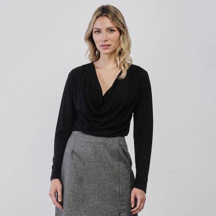 Maglia nera da donna con scollo drappeggiato