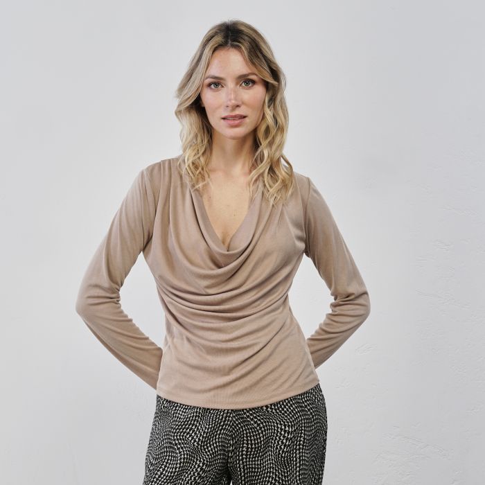 Maglia beige da donna con scollo drappeggiato