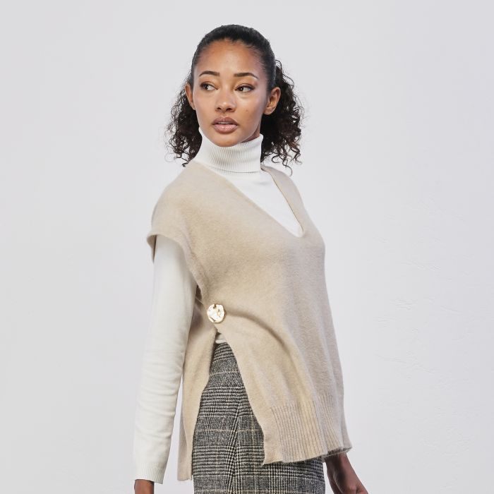 Maglioncino smanicato beige da donna con dettaglio laterale gioiello