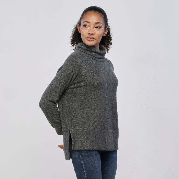 Dolcevita grigia da donna con dettaglio spacco sul fianco