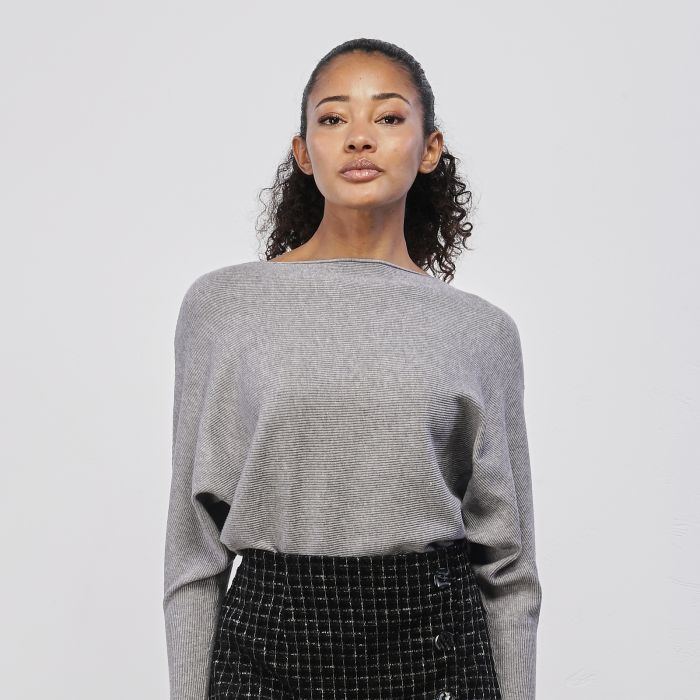 Maglia grigia da donna a costine con scollo orizzontale