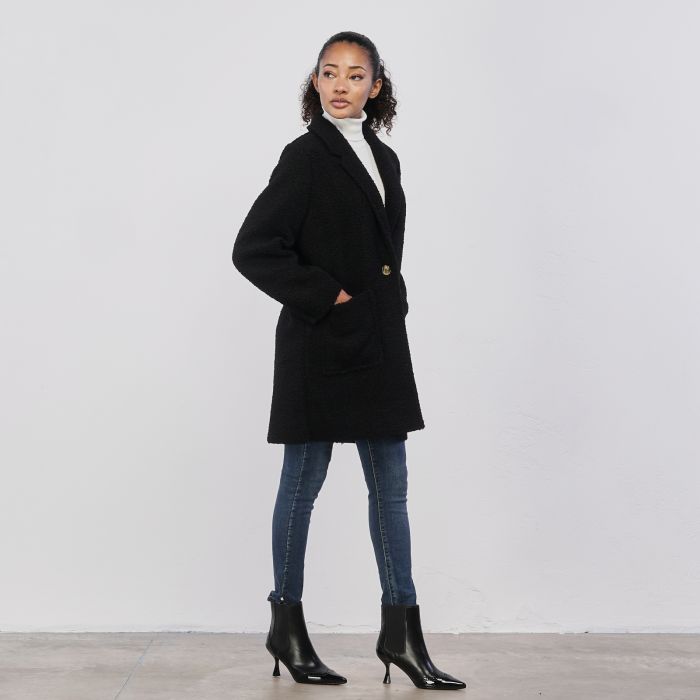 Cappotto teddy nero da donna con tasche e bottoni