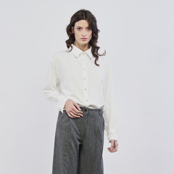 Camicia bianca da donna con bottoni gioiello