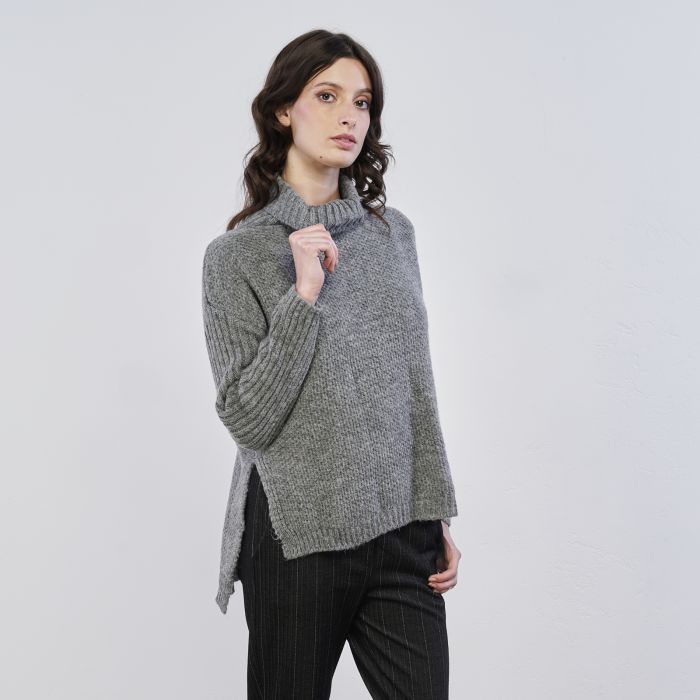 Maglione grigio modello dolcevita con spacco asimmetrico